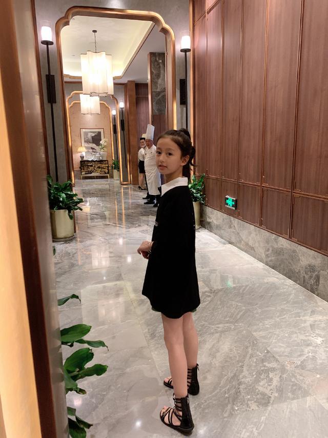 因为"逆天颜值"被禁止整容的童模裴佳欣,穿学院风套