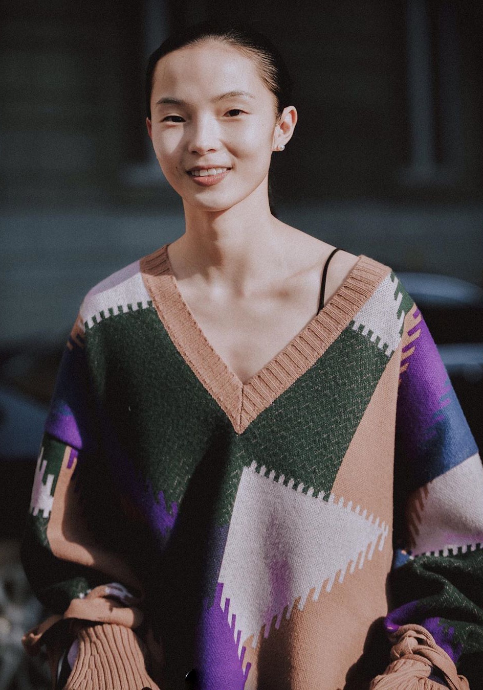 雎晓雯真是"最佳身材",撞色毛衫搭束腿裤时髦,小露