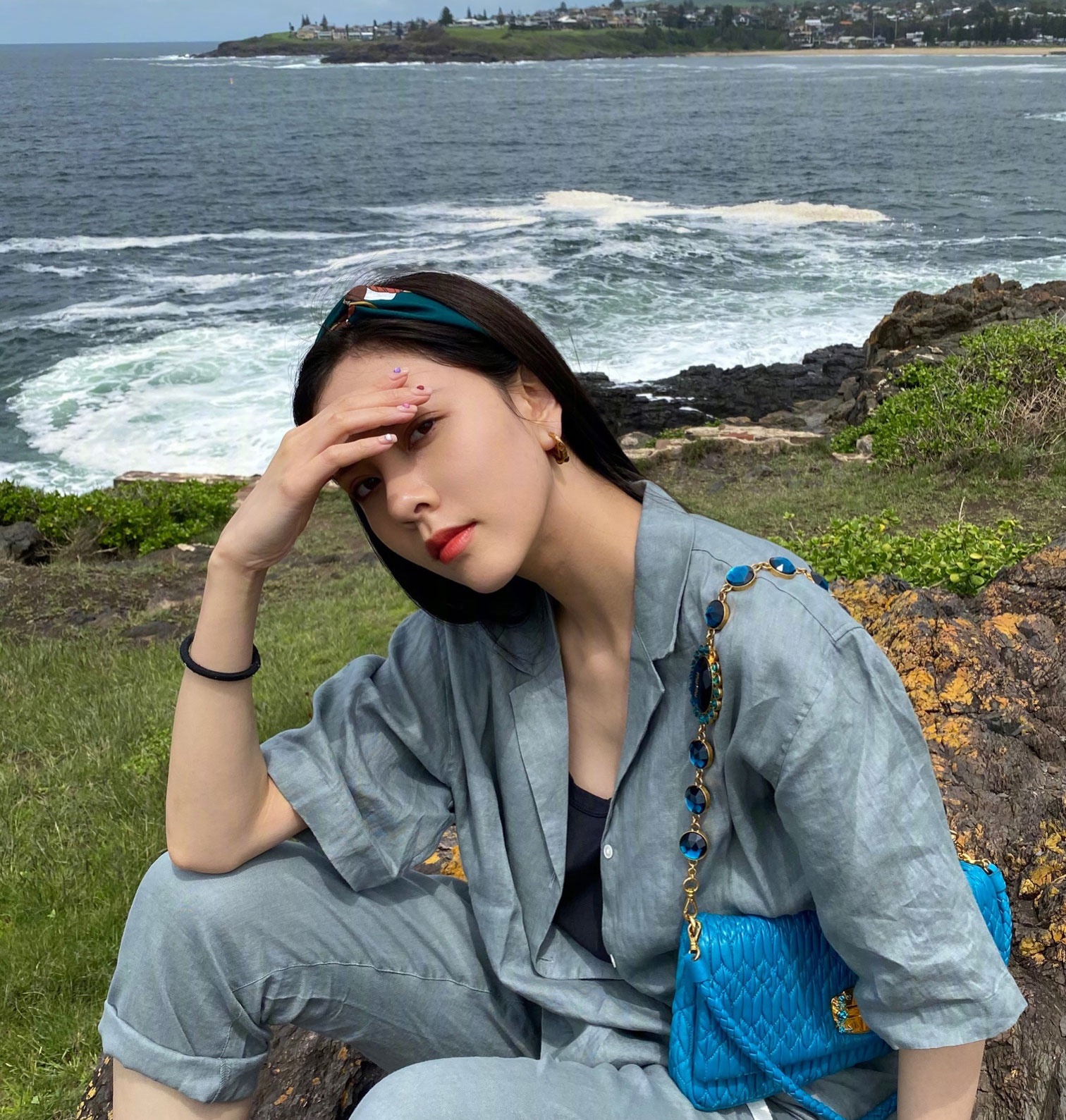 曾被曝是张一山女友今穿睡衣风衬衫配印花发带简单却复古十足