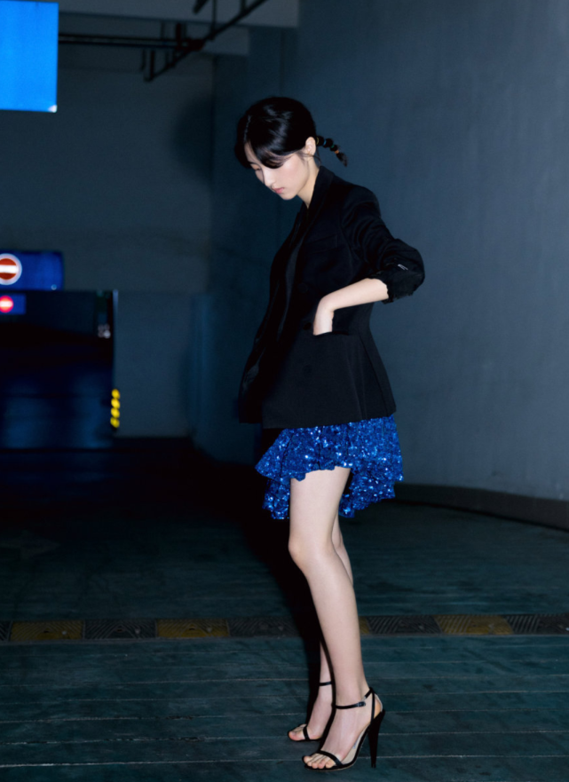 谁说张子枫太清纯不能穿吊带当她穿上后奶肌背惊艳全场