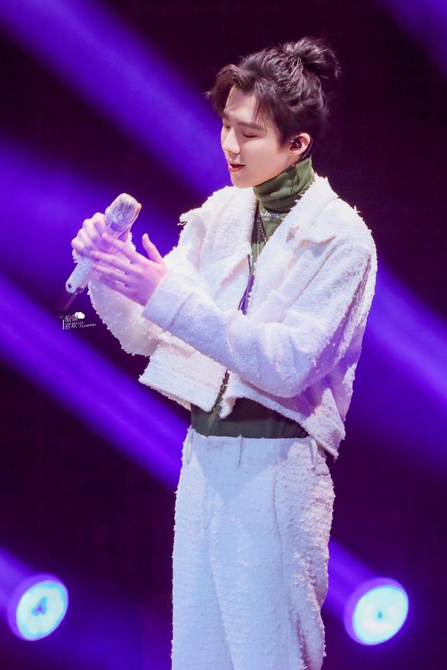 刘宇宁变身痞帅男孩,梳辫子头造型走红毯,意外撞上朱一龙许凯?