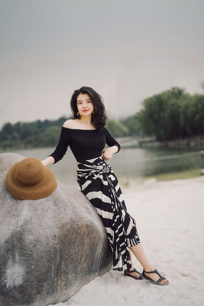 三木女神博主真会穿一袭白色衬衫上衣搭配休闲高级又洋气