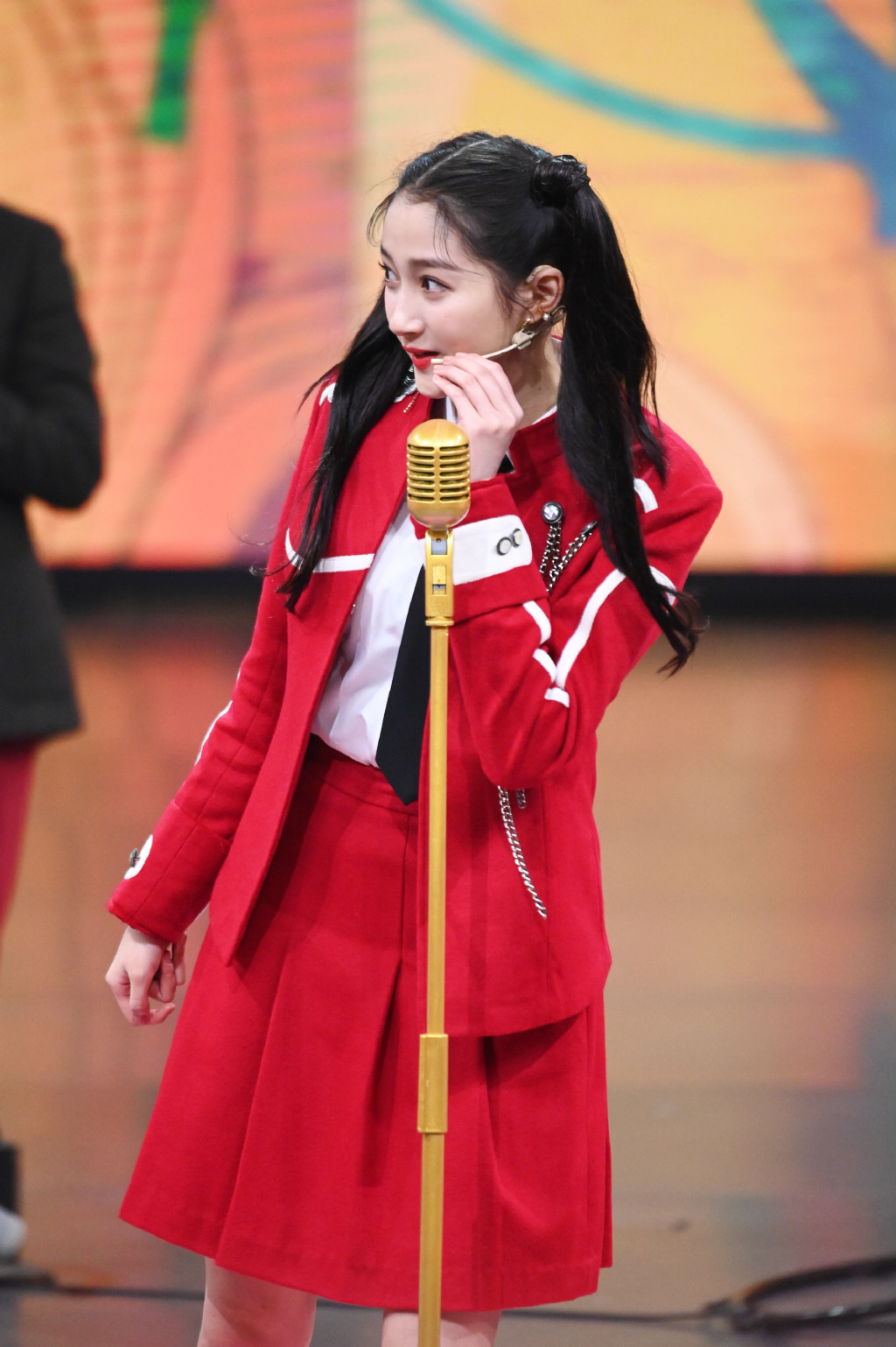 关晓彤大红服饰搭配双马尾,干净甜美!