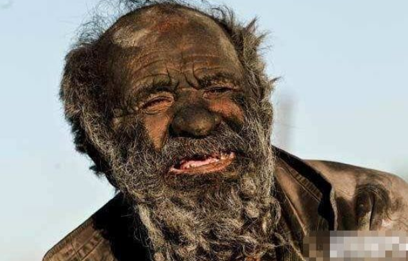 八十岁老头六十年没有洗澡别人不但不嫌弃还邀请他到家里做客