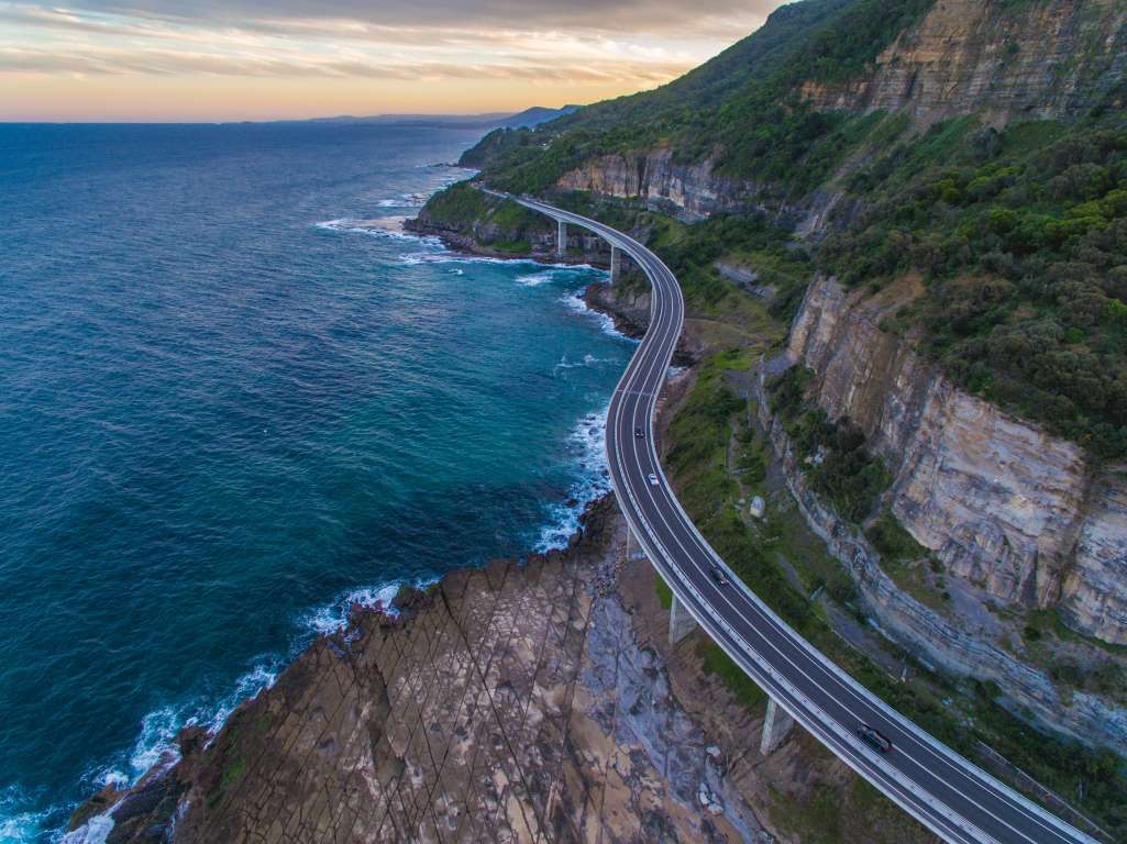 旅行看世界世界各地美丽蜿蜒的20条公路吸引众多游客前去打卡