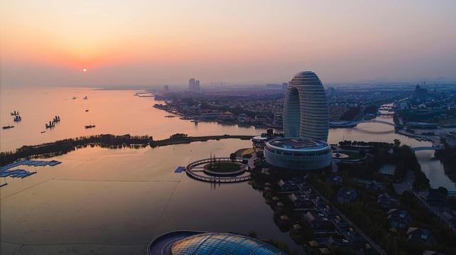 太湖边有一座浙江城市,被"万亿俱乐部"成员包围,却发展不起来