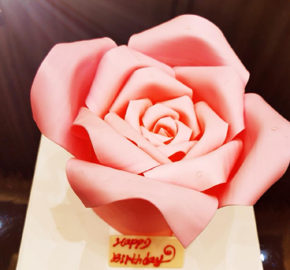 赵文卓老婆40岁生日,玫瑰花蛋糕抢眼,被指是隐形富豪