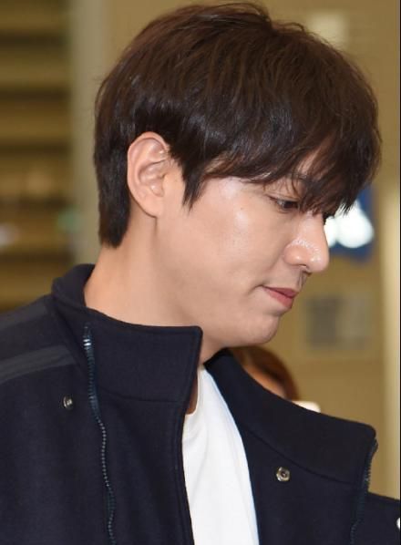 李敏镐的发型现在也是一个齐刘海的短发,微长的刘海也是会让李敏镐看