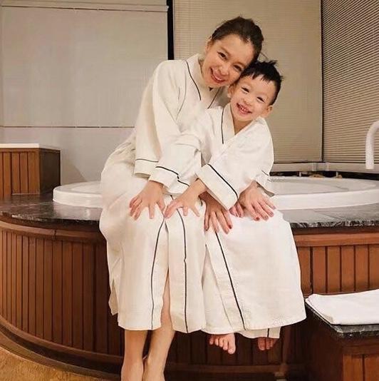 徐若瑄晒带娃日常,和小儿子合影像姐弟,网友:看不出45岁