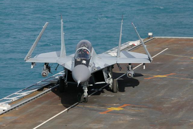 前苏联在1984年开始研制第一版米格29k舰载机,1988年7月首飞成功.