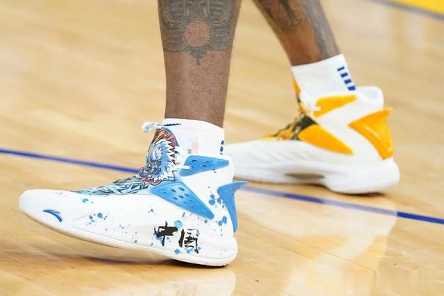 隆多上脚了印有"武汉加油"的雷神山和火神山定制版隆多6代球鞋.