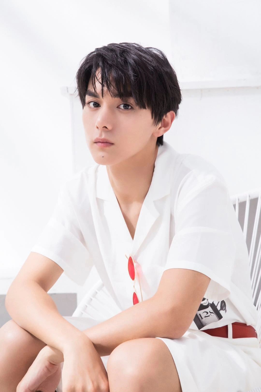 出道首综搭档黄渤少主且慢行李嘉圈粉他会是小生黑马吗