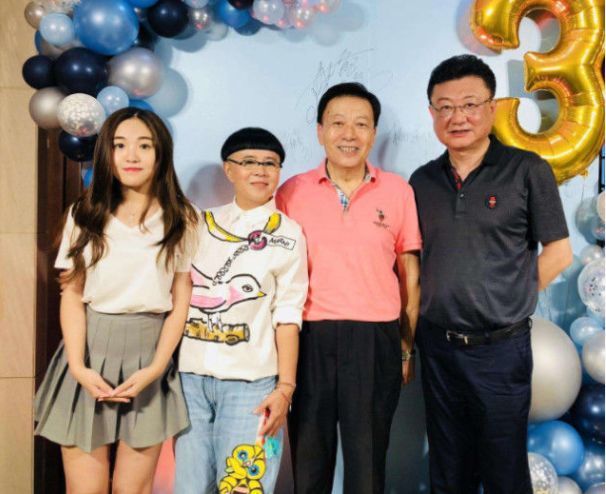大风车主持人金龟子近照,和老公相爱30年,同框如同两代人