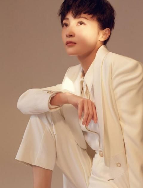 因买不起房弃7年情，分手当月恋上文章？短发造型被指效仿马伊琍