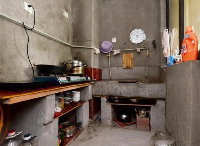 没钱装修我住进毛坯房,水泥书桌砖头茶几,女朋友见了也嫌弃