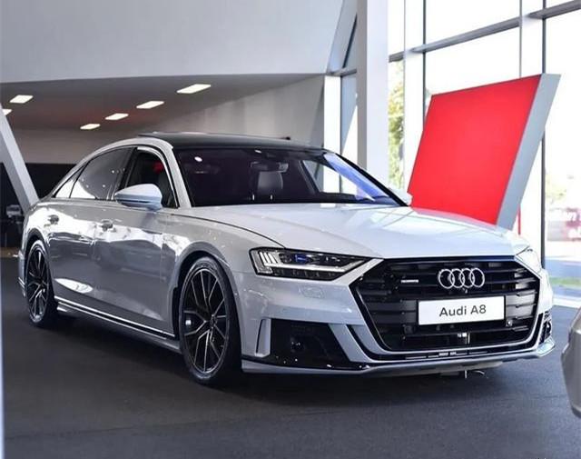 奥迪新款A8实拍，白色运动气息更浓郁，搭3.0T＋48V轻混系统！