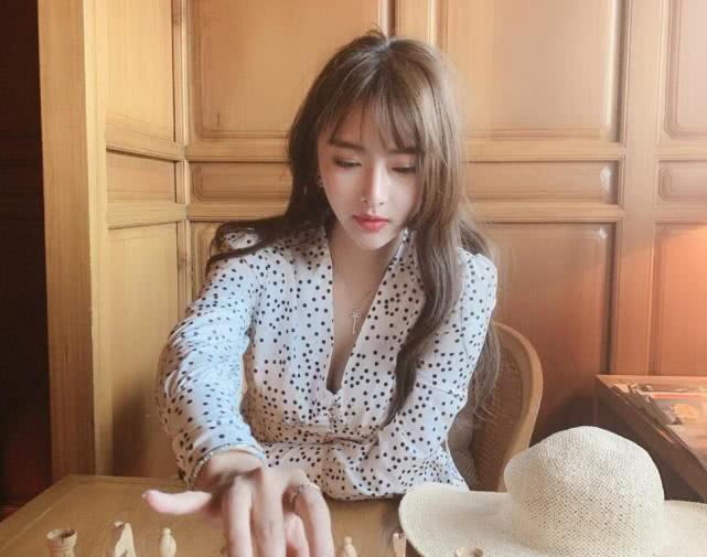 这次的事情是这样的,前斗鱼一姐顾北宁在直播的时候爆料了白菜mm和榜