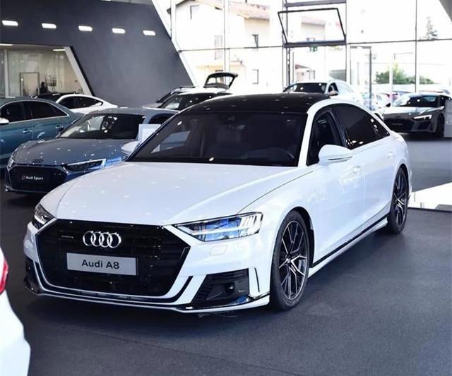 奥迪新款A8实拍，白色运动气息更浓郁，搭3.0T＋48V轻混系统！