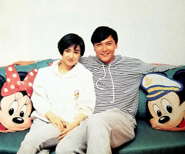 就算当年的服装放到现在也不过时,年轻时的关礼杰虽然不算一线小生,但