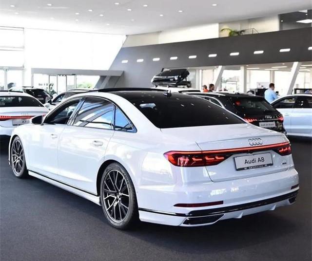 奥迪新款A8实拍，白色运动气息更浓郁，搭3.0T＋48V轻混系统！