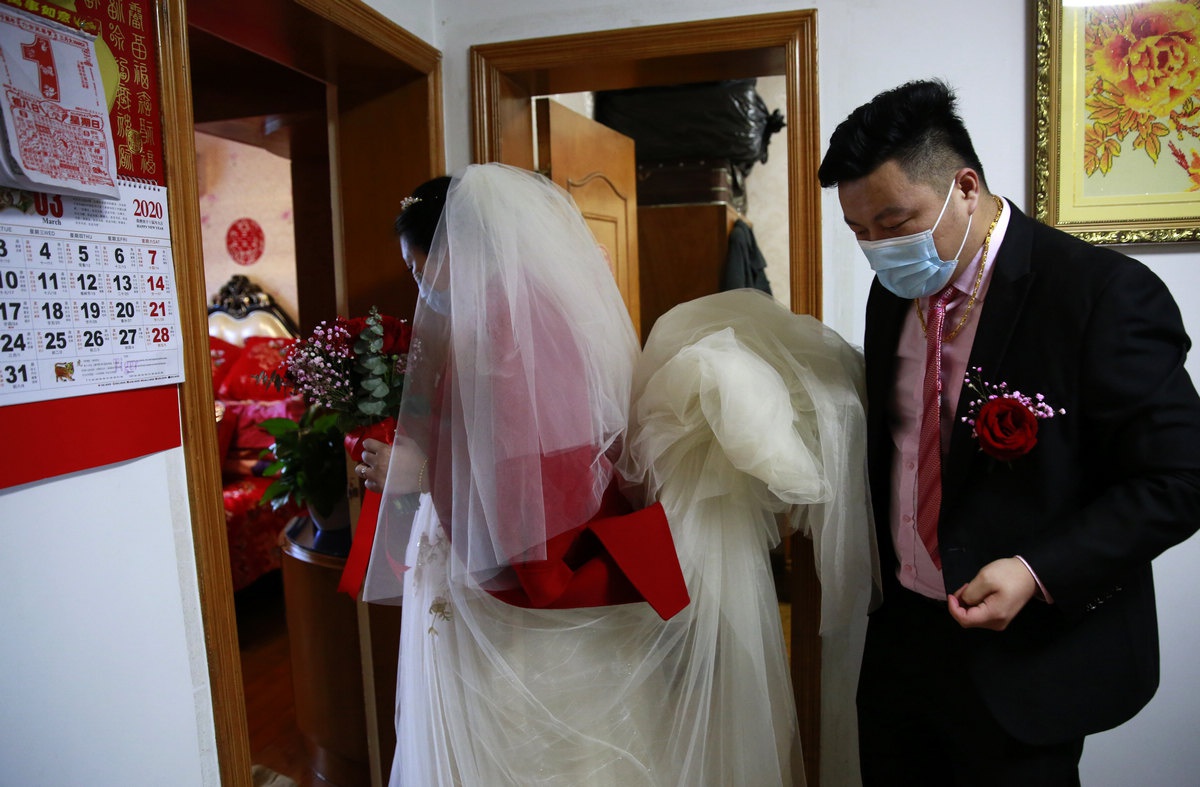 杭州一对新人 不摆宴席 不请宾客 简单拜堂 疫情下办一个特别婚礼休闲区蓝鸢梦想 - Www.slyday.coM