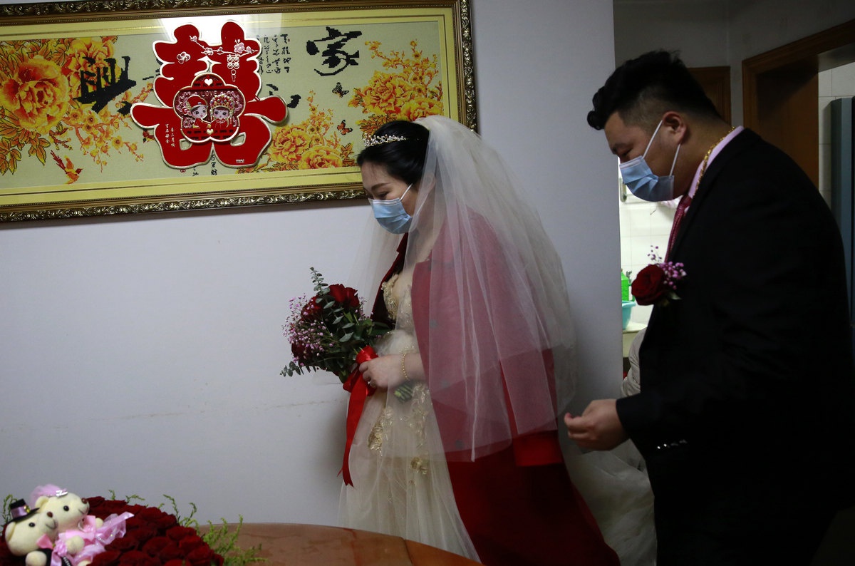 杭州一对新人 不摆宴席 不请宾客 简单拜堂 疫情下办一个特别婚礼休闲区蓝鸢梦想 - Www.slyday.coM