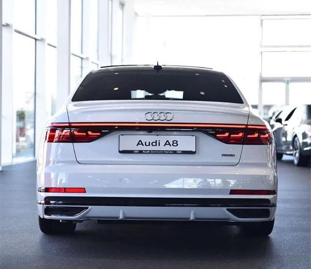奥迪新款A8实拍，白色运动气息更浓郁，搭3.0T＋48V轻混系统！