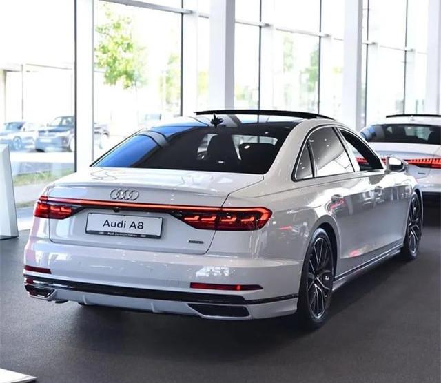 奥迪新款A8实拍，白色运动气息更浓郁，搭3.0T＋48V轻混系统！