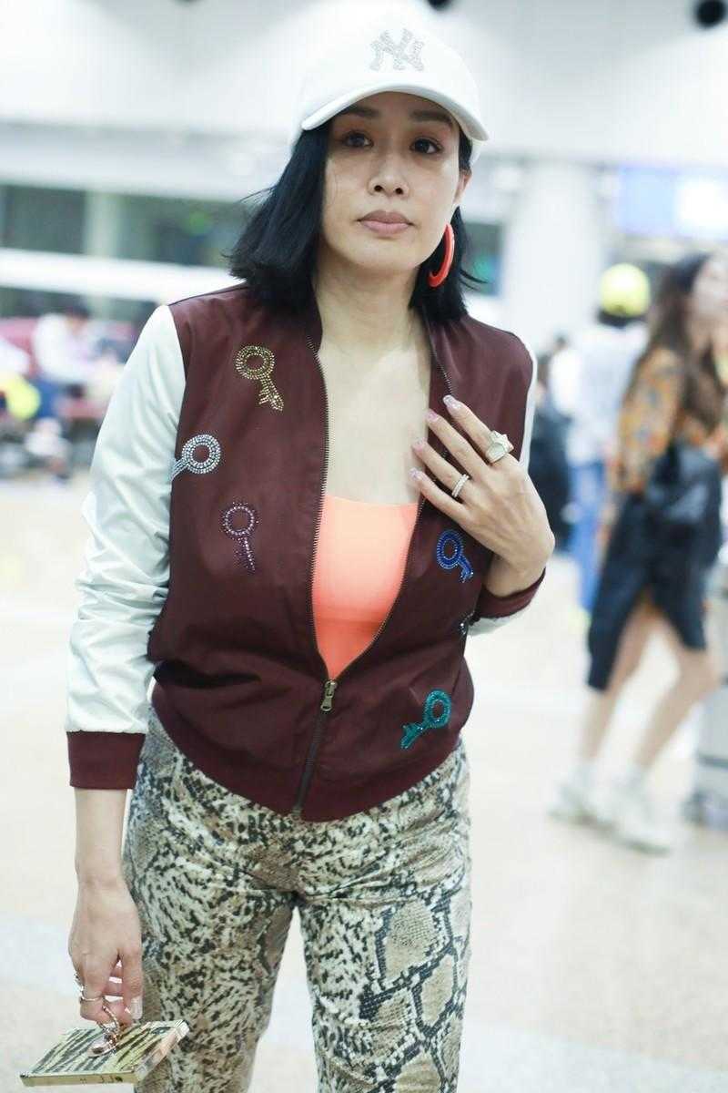 钟丽缇中年发福变大妈,棒球服 蛇纹裤太显老,壮硕身材太辣眼