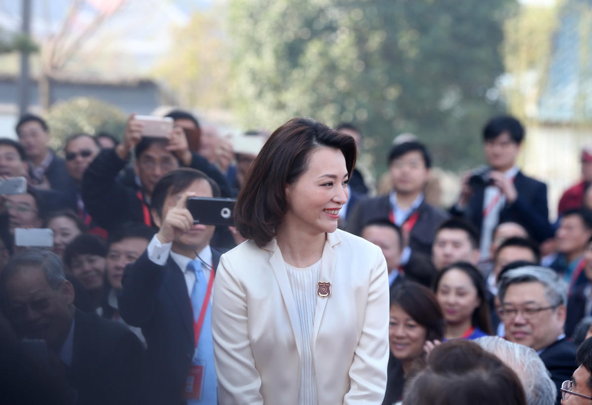 46岁董卿气质如兰身穿米白色外套温婉端庄高贵气质太惊艳