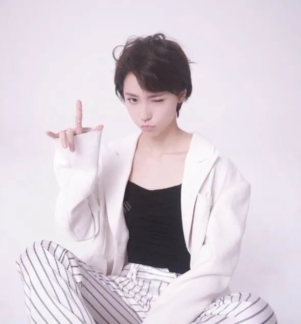 《爱5》人设太完美,成果斗鱼首秀落差感太大,她并不是诸葛大力