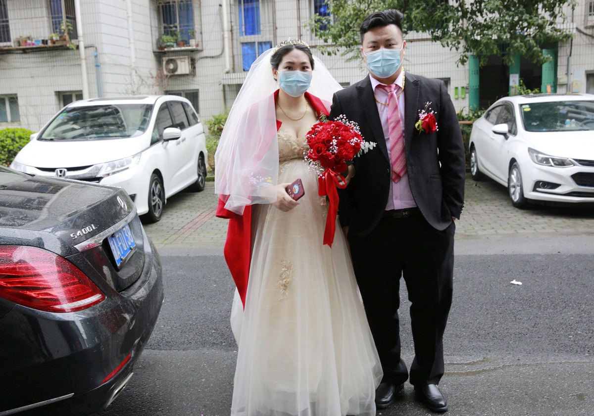 杭州一对新人 不摆宴席 不请宾客 简单拜堂 疫情下办一个特别婚礼休闲区蓝鸢梦想 - Www.slyday.coM