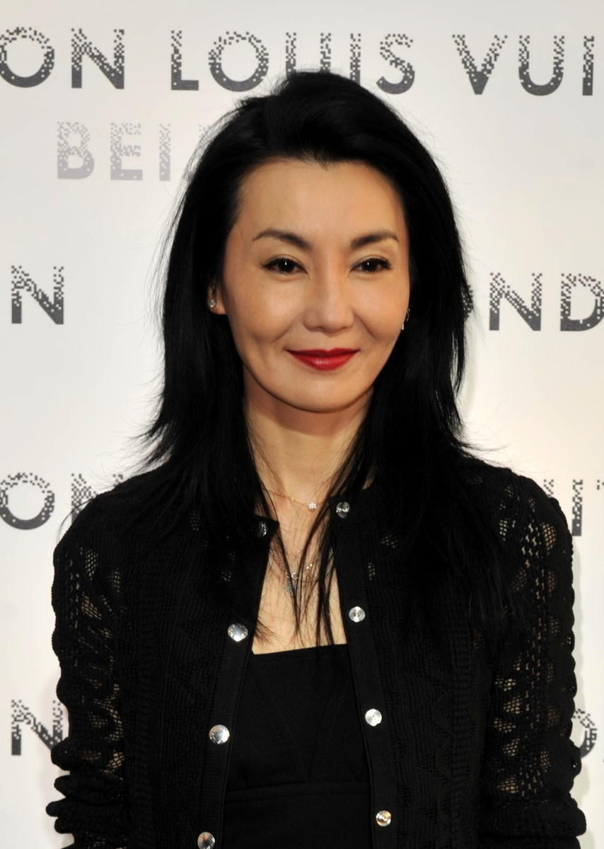 张曼玉颜值回春美得惊艳!黑色连衣裙搭配外套低调知性,高贵优雅