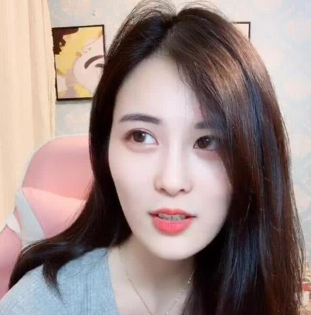 这次的事情是这样的,前斗鱼一姐顾北宁在直播的时候爆料了白菜mm和榜