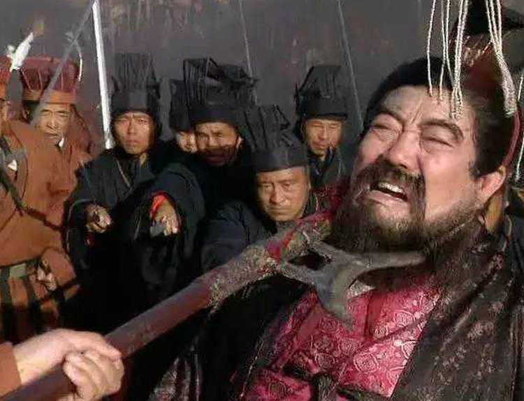 董卓挖开汉武帝陵后发现了十二个大字,气得他将汉武帝的尸体暴晒