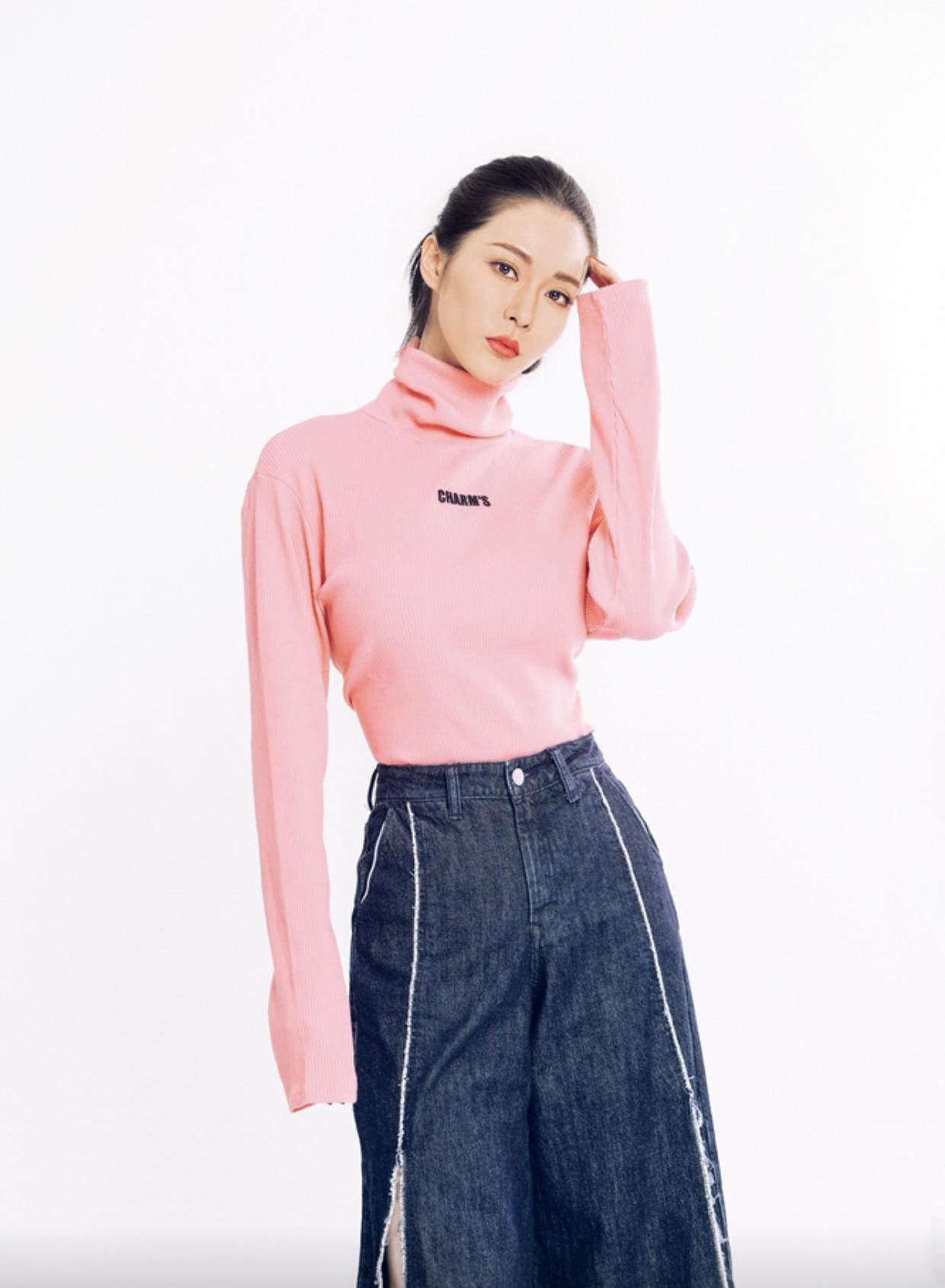 胡然身材有料,身穿短款针织衫搭配牛仔裤傲人好身材,优雅洋气