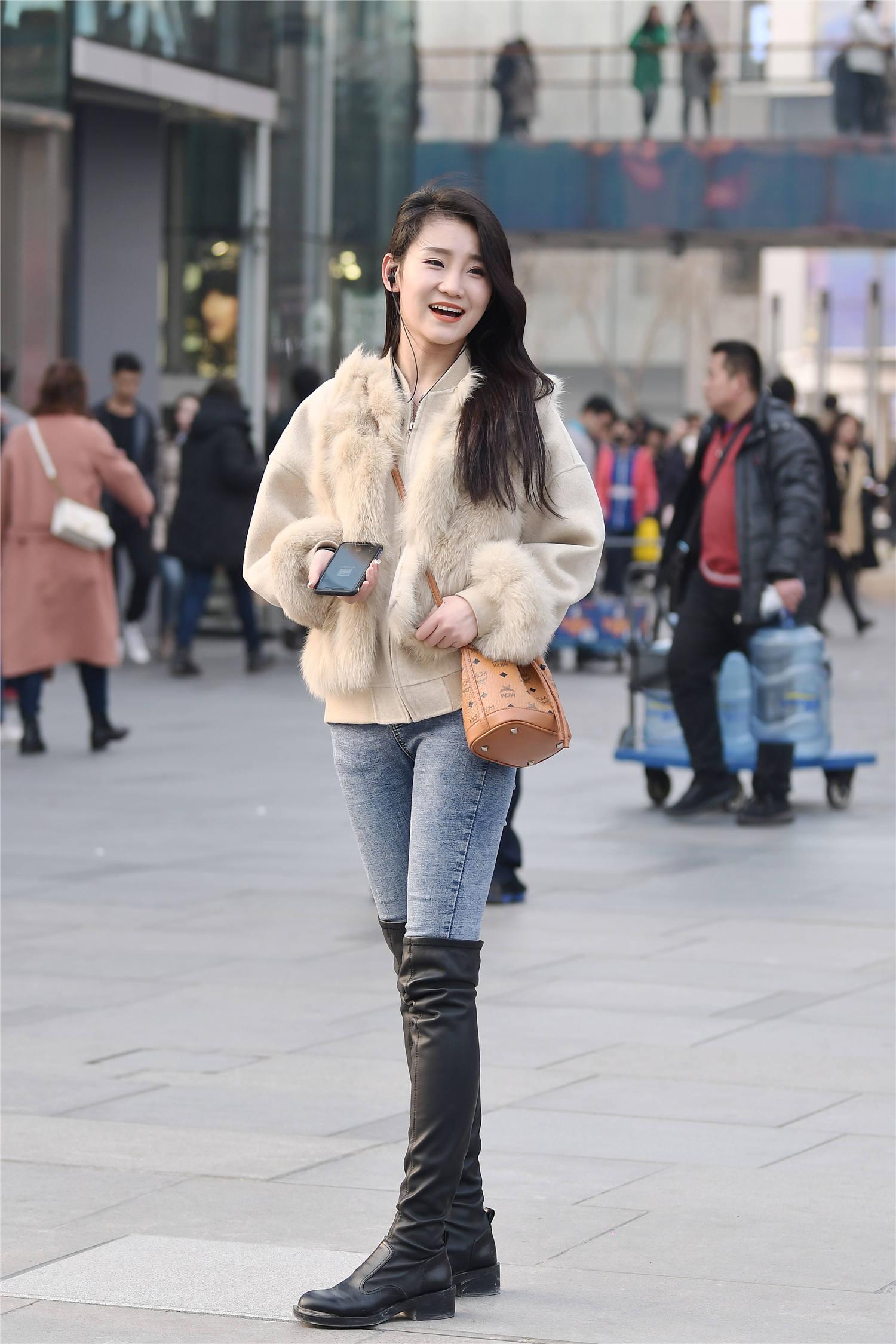 时尚漂亮的过膝靴搭配出早春的效果她们有自己的穿搭技巧