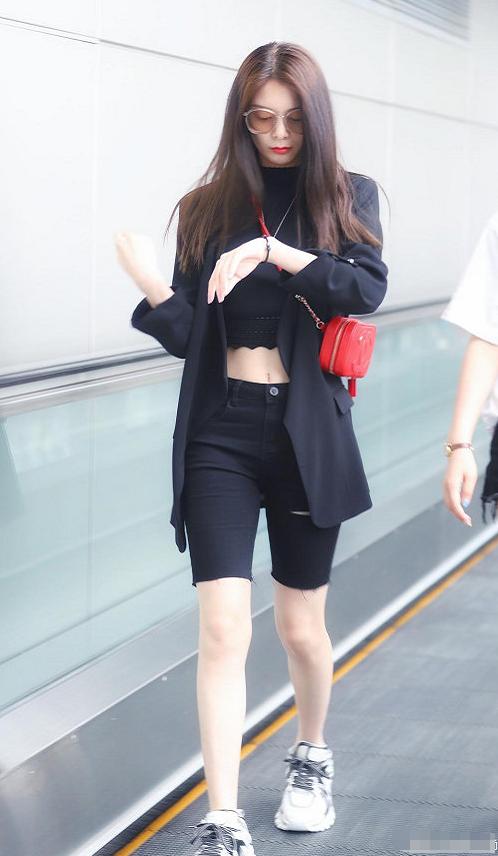 傅菁才是新一代腿精,挑战无痕裤也不丑,腹肌长腿统统有