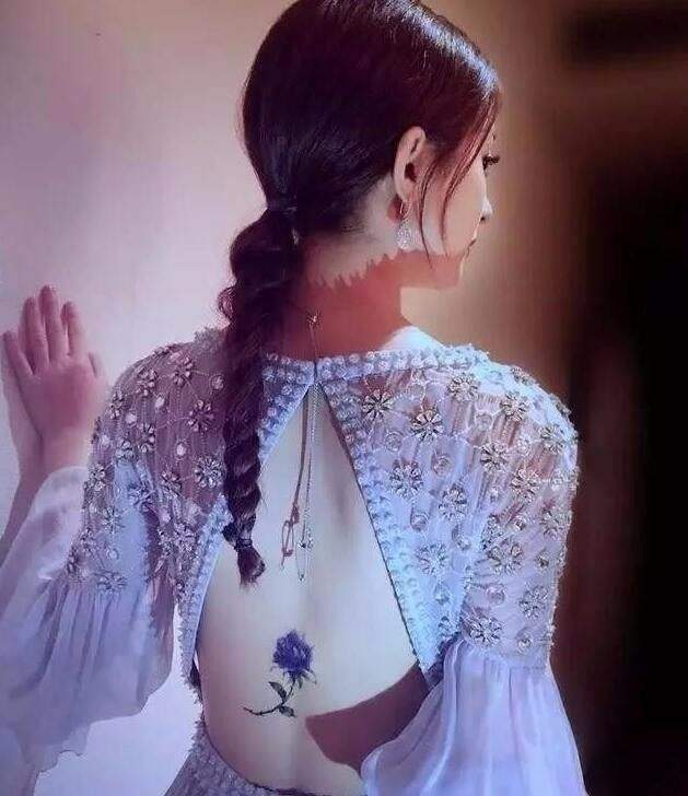 格格林心如,她在参加综艺节目的时候,会用创可贴遮住自己手腕处的纹身