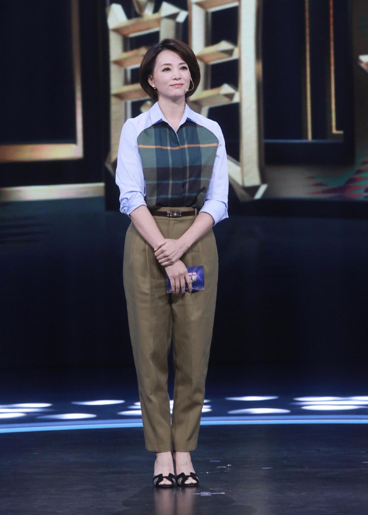 46岁董卿气质如兰身穿米白色外套温婉端庄高贵气质太惊艳