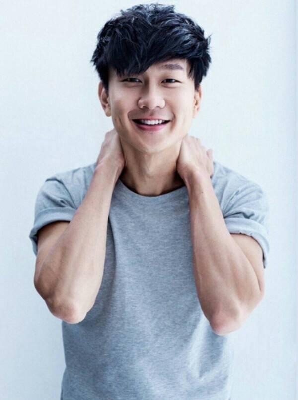 看到林俊杰的这个发型,很多网友调侃道:早这样的话