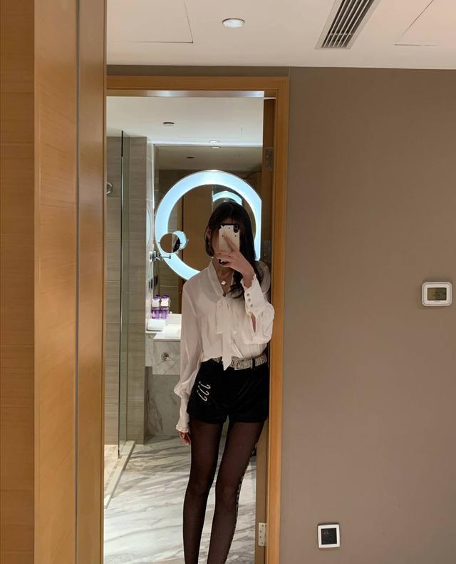 同样是尝试"液体水晶袜", 腐团儿大气美艳,轩子无人能敌