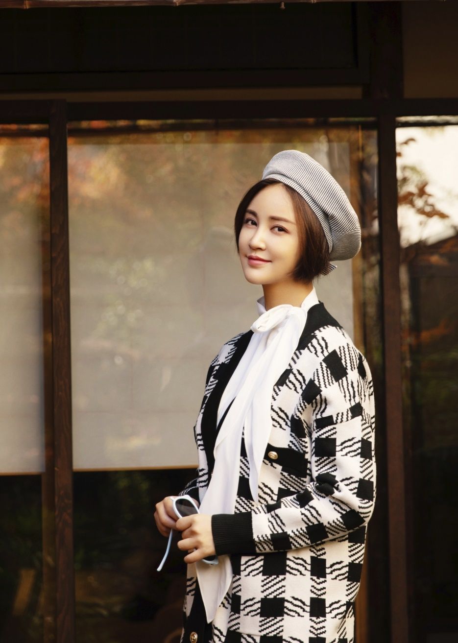 张歆艺大秀事业线,高腰开叉露美腿,蕾丝更添性感