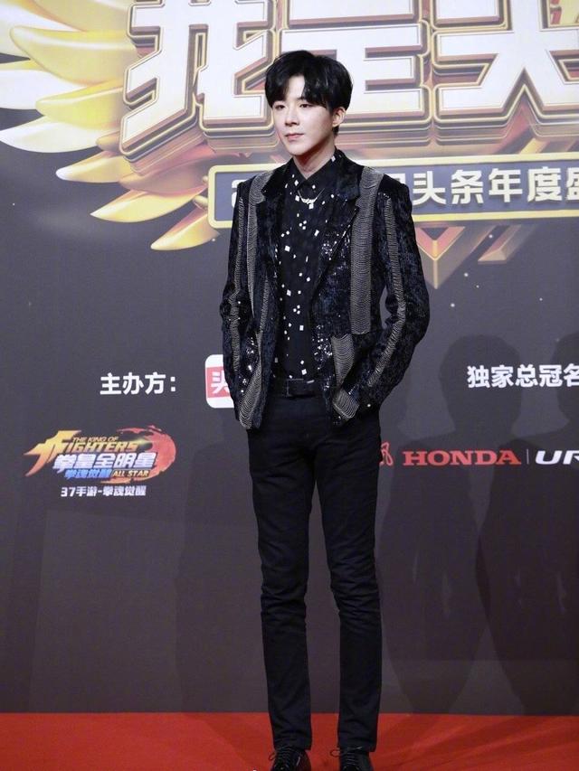 刘宇宁成"土豪"男孩,连换两套亮面西装,秒变全场焦点