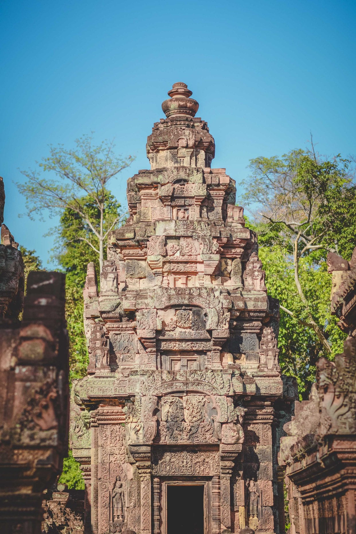 吴哥古迹里最精致的庙宇到处都是浮雕需要弯腰进入