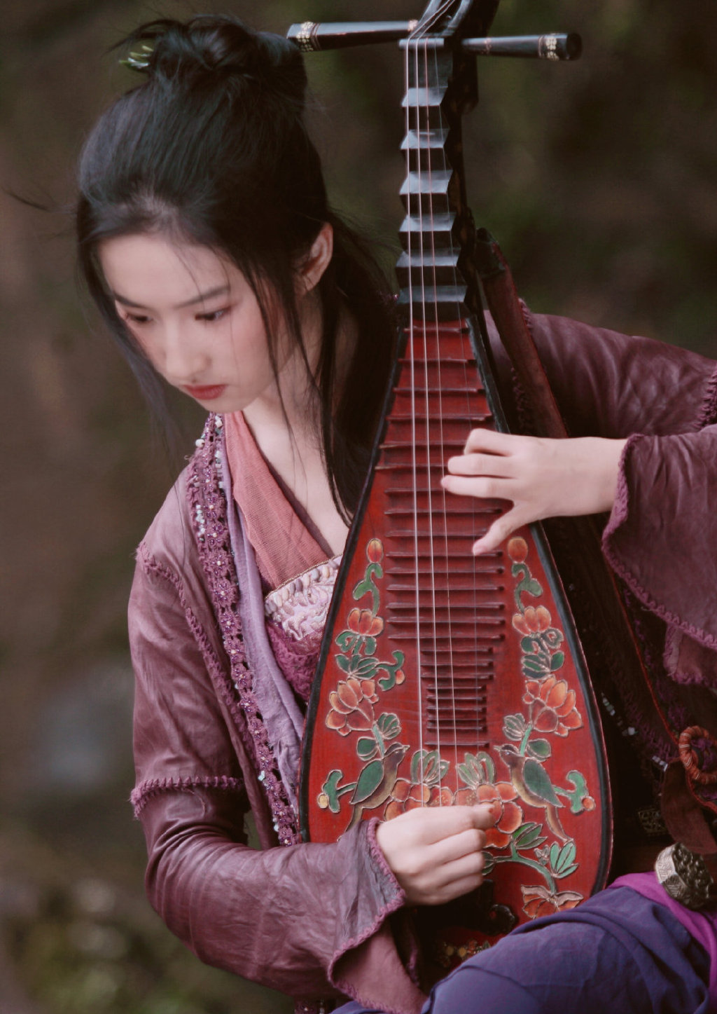 刘亦菲怀抱琵琶眼神清纯我见犹怜