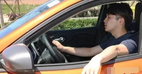 为何有人在开车时把手搭在车窗上,老司机:要么炫耀,要么疲劳