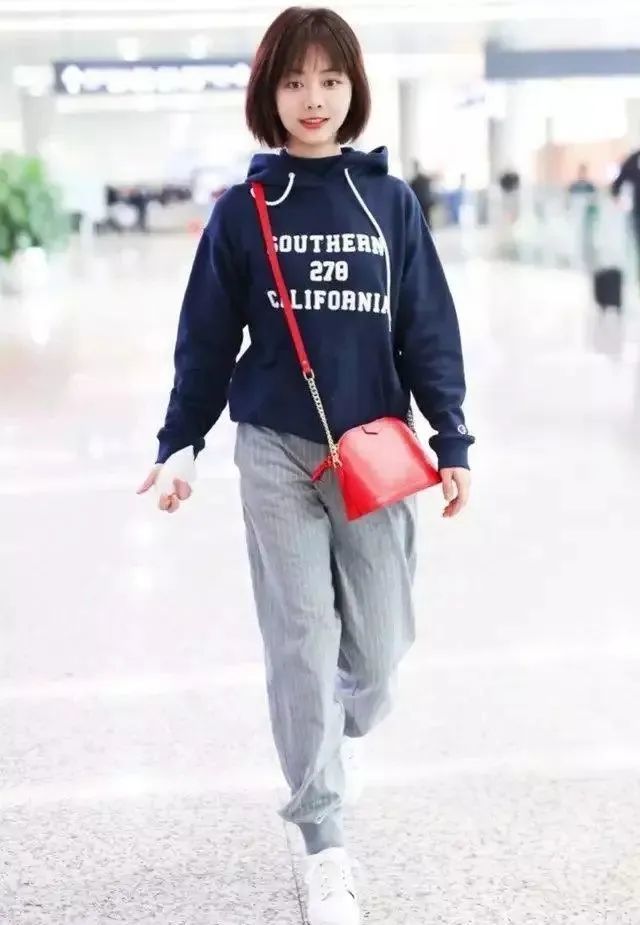 谭松韵简直是小个子女生的穿搭典范!卫衣配牛仔裤彰显呆萌气质