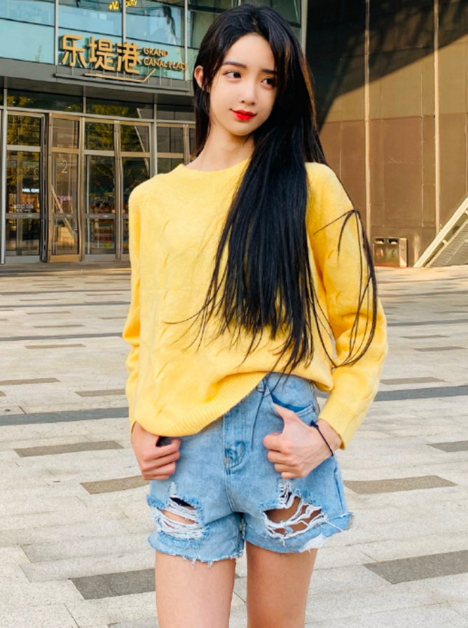 艾比的这身穿搭风格就很甜美,当她穿上光腿神器太伤自尊了