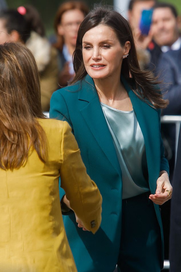 47岁西班牙王后真会穿!"孔雀蓝"西服显肤白,配丝绸打底衫奢华